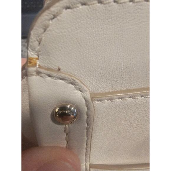 Coach Swagger - Picture 9 of 16